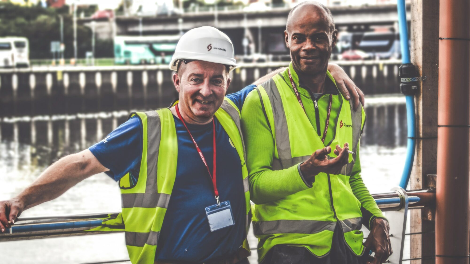 Don ingenieros amigos mirando a la camara en una obra