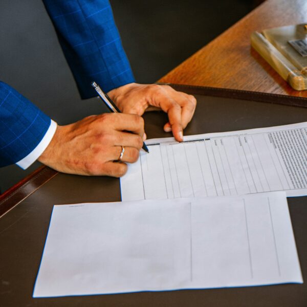 Alguien en traje firmado papeles