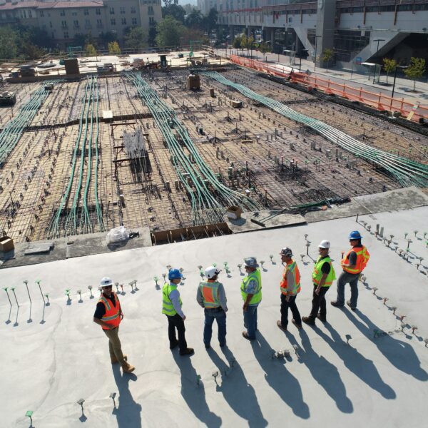 7 ingenieros viendo un proyecto muy grande